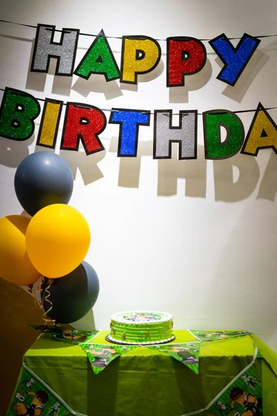 マレーシアのセランゴール州 8月8 2019 カラフルなガーランド 装飾されたテーブルとベン10漫画のキャラクターの緑のケーキを持つ風船 — ストック写真