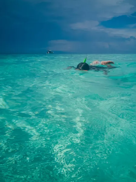 Ludzie Masce Nurkowej Nurkują Pod Wodą Tropikalnymi Rybami Basenie Morskim — Zdjęcie stockowe