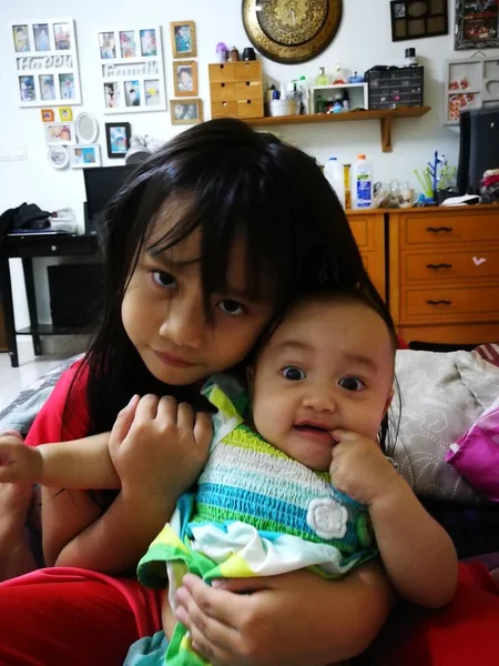 Menina Asiática Brincando Com Bebê Bonito Quarto — Fotografia de Stock