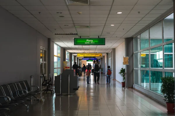 Tawau Malaysia November 2019 People Walking Small Tawau Airport Arrival — Stock Photo, Image