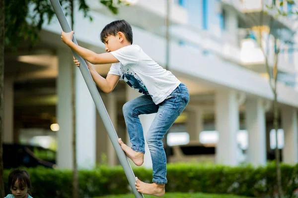 遊び場でアジアの子供たち 楽しみ 幸せと興奮の概念 — ストック写真