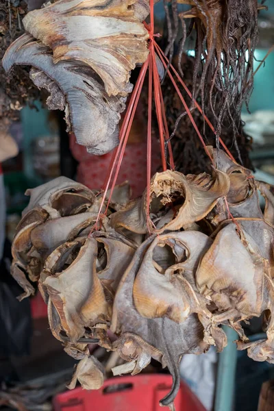 Pescado Seco Atado Varios Paquetes Para Venta Colgando Arriba Mercado — Foto de Stock