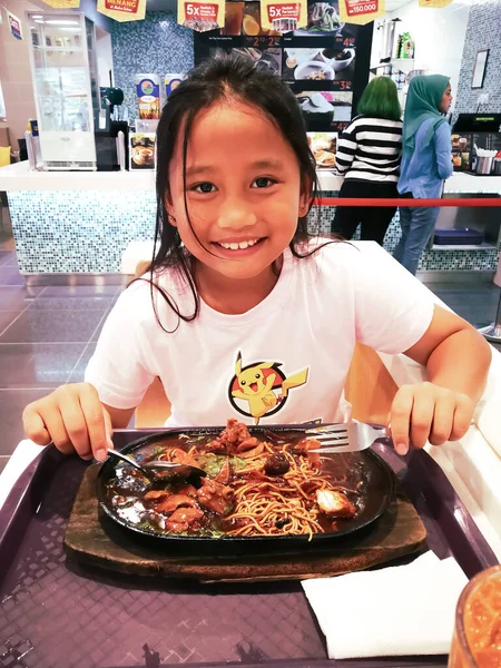Kuala Lumpur Malásia Dezembro 2019 Jovem Garota Comendo Macarrão Praça — Fotografia de Stock