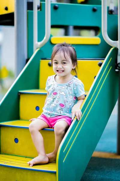 Χαριτωμένο Μικρό Ασιατικό Ετών Κοριτσάκι Στην Παιδική Χαρά — Φωτογραφία Αρχείου