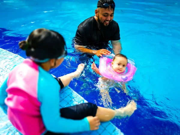 Gezin Met Schattige Kleine Baby Met Opblaasbare Nekring Zwembad Zonnige — Stockfoto