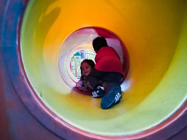 말레이시아 2019 놀이터에서 터널에서 아시아인 아이들 — 스톡 사진