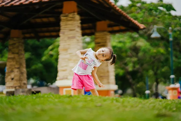 Parkta Asyalı Çocuk Oynuyor — Stok fotoğraf