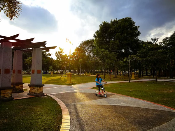 Retrato Uma Jovem Garota Ativa Montando Uma Scooter Estrada Parque — Fotografia de Stock