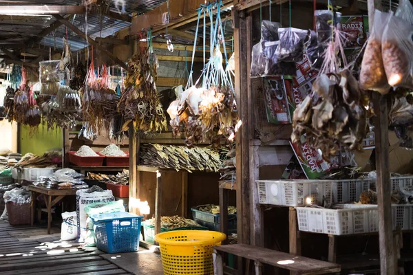 乾燥魚は 上からぶら下がって センポルナ サバ州の地元の魚市場で 販売のためにいくつかのバンドルに縛ら — ストック写真