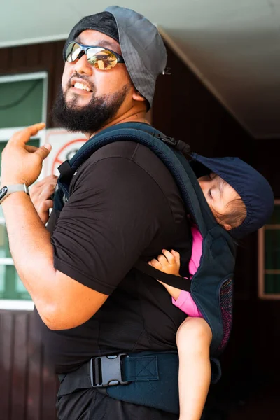 Pai Barbudo Com Filha Mais Nova Num Carrinho Bebé Ergonómico — Fotografia de Stock