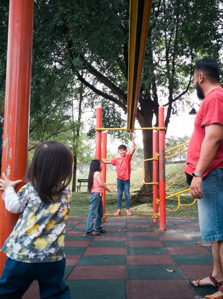 Asiatico Padre Bambini Giocare Scimmia Bar Parco — Foto Stock