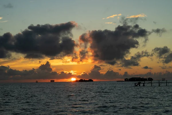 Céu Escuro Com Nuvens Mar Nascer Sol Semporna Sabah Malásia — Fotografia de Stock