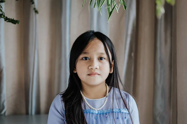長い髪立ちと笑顔で南アジアの少女の肖像画 マレーシア人 — ストック写真