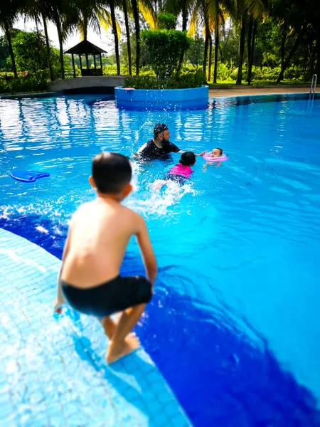 Heureux Famille Dans Piscine Sur Fond — Photo