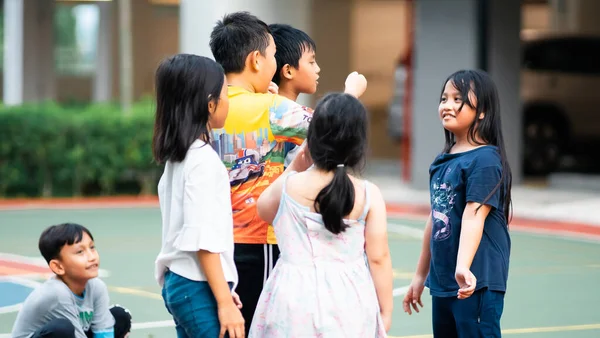 马来西亚邦尼 2019年7月10日 孩子们在篮球场快乐地玩耍 社区孩子一起玩 — 图库照片