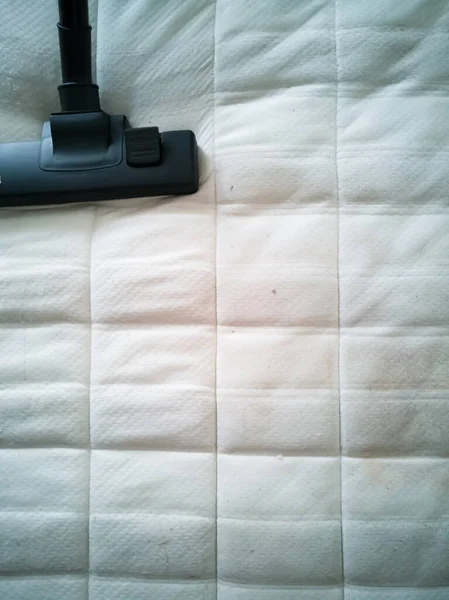 在家里用真空吸尘器清洗床垫 — 图库照片
