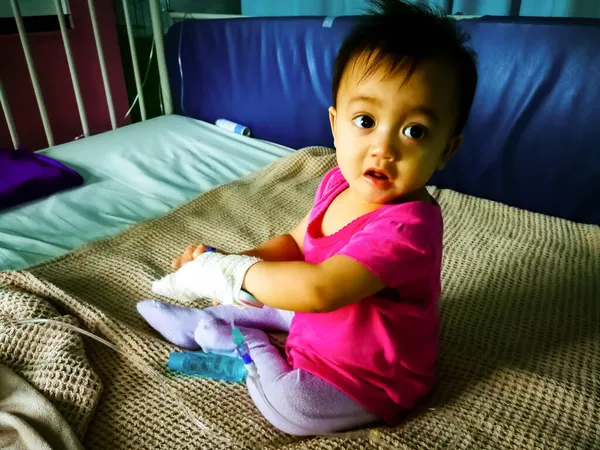 Больной Ребенок Выглядит Активным Сидя Больничной Койке Принимая Физраствор Капает — стоковое фото
