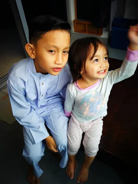 Asyalı Erkek Kız Kardeşinin Portresi Aile Birbirine Bağlanmayı Sever Kardeşim — Stok fotoğraf
