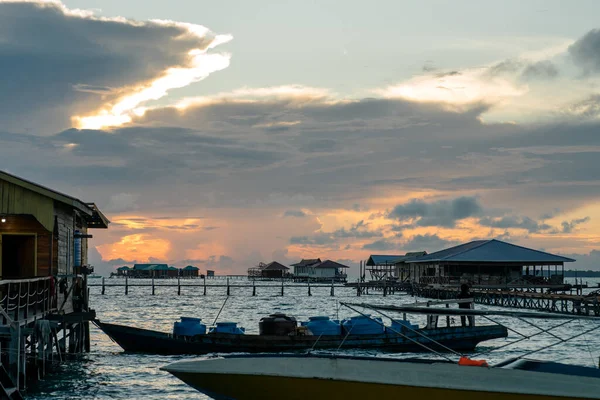 Silhouet Van Boten Niet Geïdentificeerde Man Die Morgens Vroeg Werken — Stockfoto