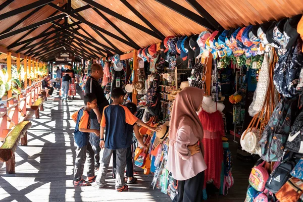 Semporna Malezya Kasım 2019 Yerel Halk Ejderha Hanı Yakınlarındaki Turistlere — Stok fotoğraf