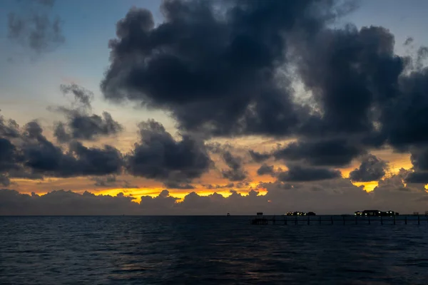 Pôr Sol Fundo Raio Sol Mar Aberto Com Belas Nuvens — Fotografia de Stock