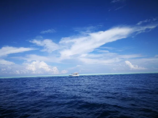 美しい空の下で青い海 センポルナ島 ボルネオ島 サバ州のダークブルーとターコイズ — ストック写真