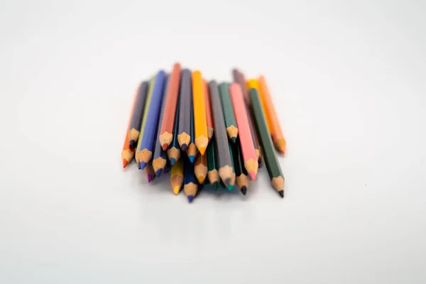 Kolor Ołówki Izolowane Białym Tle Close — Zdjęcie stockowe