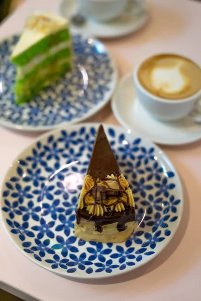 Una Fetta Torta Cioccolato Sul Piatto Con Sullo Sfondo Gula — Foto Stock