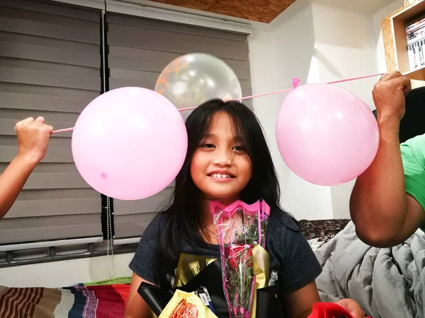 Selangor Malaysia November 2019 Ein Charmantes Junges Mädchen Hält Einen — Stockfoto