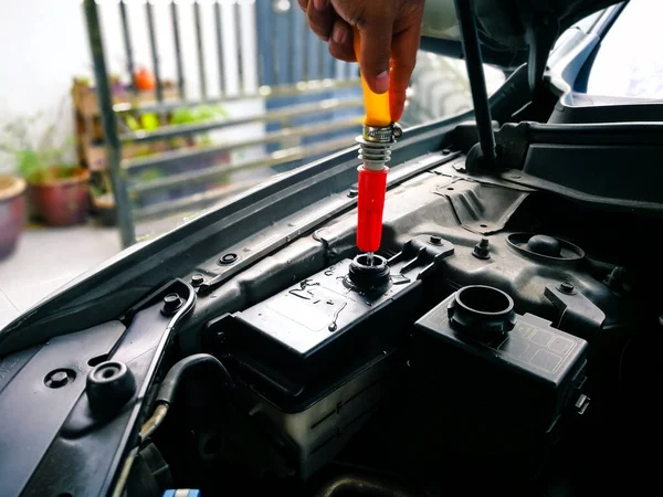 Versando Acqua Radiatore Auto Utilizzando Tubo Dell Acqua Manutenzione Auto — Foto Stock