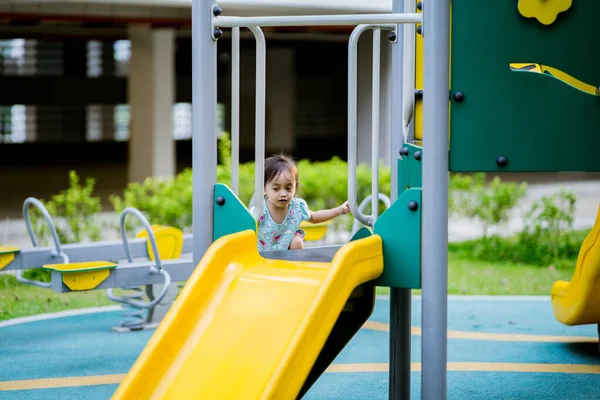Aranyos Kis Ázsiai Éves Csecsemő Kislány Játszótéren — Stock Fotó