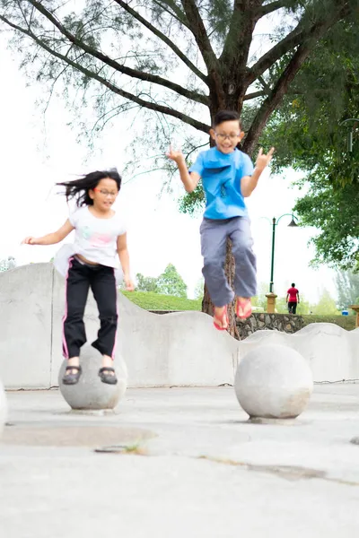 Retrato Aire Libre Lindo Niño Malayo Saltando Bola Hormigón Parque — Foto de Stock