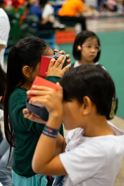 Kuala Lumpur Malajsie Září 2019 Děti Zkoušejí Vědecké Technické Vybavení — Stock fotografie