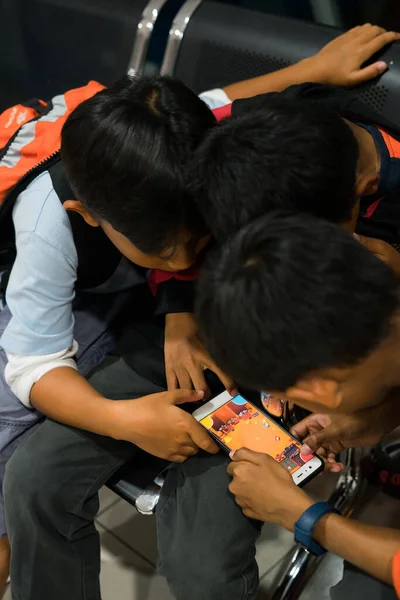 Semporna Malasia Noviembre 2019 Niños Viendo Jugando Desde Teléfono Móvil — Foto de Stock
