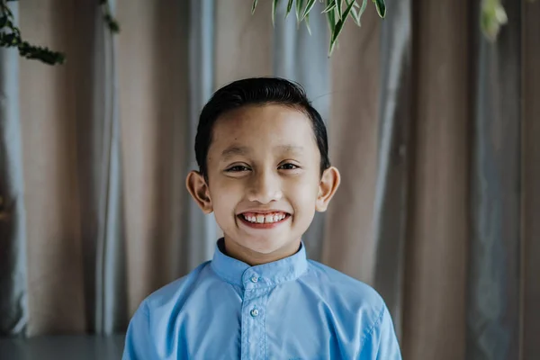 南アジアハンサムな小さな男の子と笑顔の肖像画 マレーシア人 — ストック写真