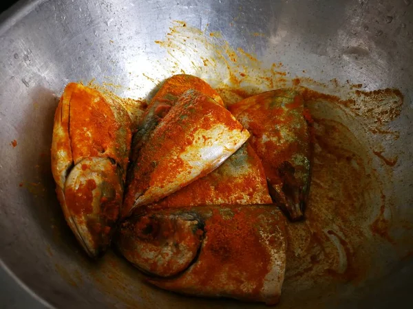 涂有调味料并在铝碗中腌制的鱼 — 图库照片