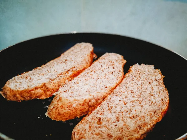 Νόστιμο Ψωμί Ολικής Άλεσης Σκόρδο Και Τυρί Στο Τηγάνι Μαγείρεμα — Φωτογραφία Αρχείου