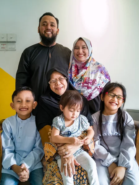 Família Muçulmana Fazendo Retrato Manhã Hari Raya — Fotografia de Stock