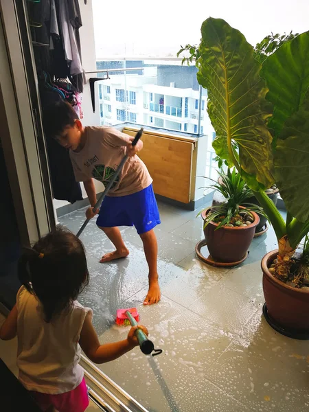 Família Limpando Casa Juntos — Fotografia de Stock