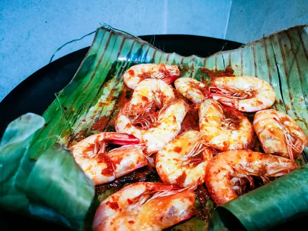 Grilling Spicy Prawns Banana Leaves — 图库照片