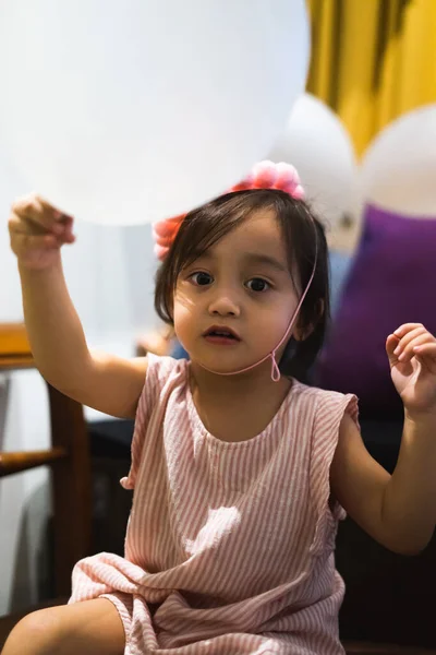 Menina Asiática Criança Está Comemorando Aniversário Vestindo Chapéu Rosa Segurando — Fotografia de Stock