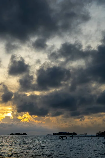 Sonnenuntergang Und Sonnenstrahl Auf Dem Offenen Meer Mit Schönen Wolken — Stockfoto