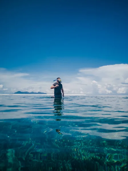 Les Gens Masque Plongée Avec Tuba Plongent Sous Eau Avec — Photo