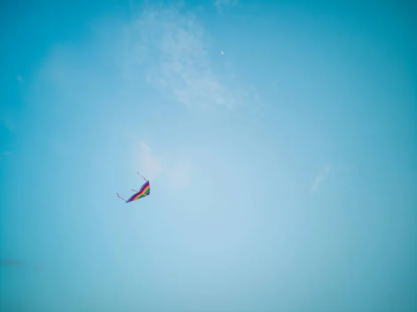 Renkli Uçurtma Rüzgar Mavi Gökyüzünde Uçan — Stok fotoğraf