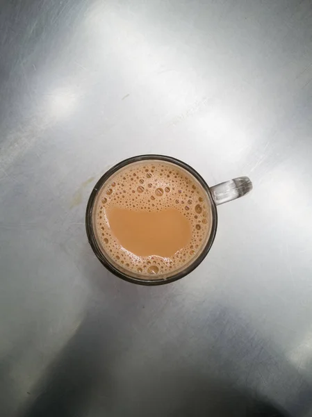 Teh Tarik 是马来西亚著名的甜奶茶 泡泡漂浮在铁塔的表面 — 图库照片