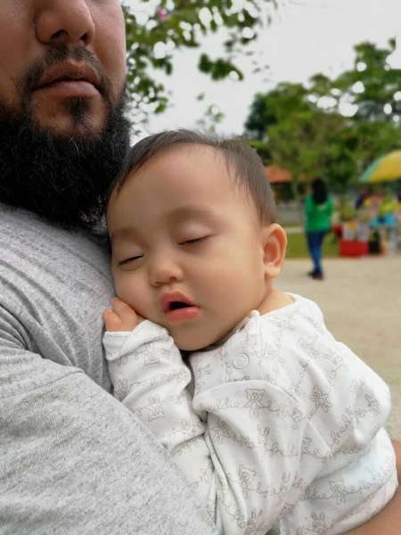 Pai Bebê Seus Ombros Parque — Fotografia de Stock