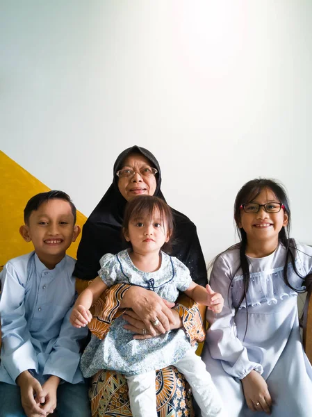 Familia Musulmana Tomando Retrato Mañana Hari Raya —  Fotos de Stock