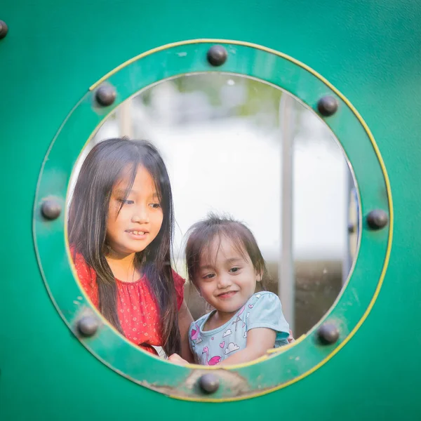 Kulaté Okno Zelené Krabice Zobrazující Asijské Děti Baví Hřišti Kopírovat — Stock fotografie