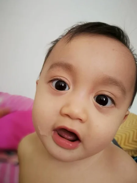 Primer Plano Foto Sorprendido Asiático Bebé Niña Babeando —  Fotos de Stock