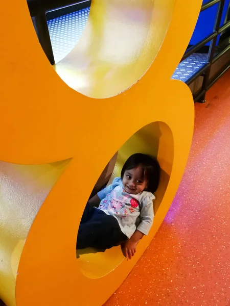 Счастливый Малыш Лежал Детской Игровой Площадке — стоковое фото